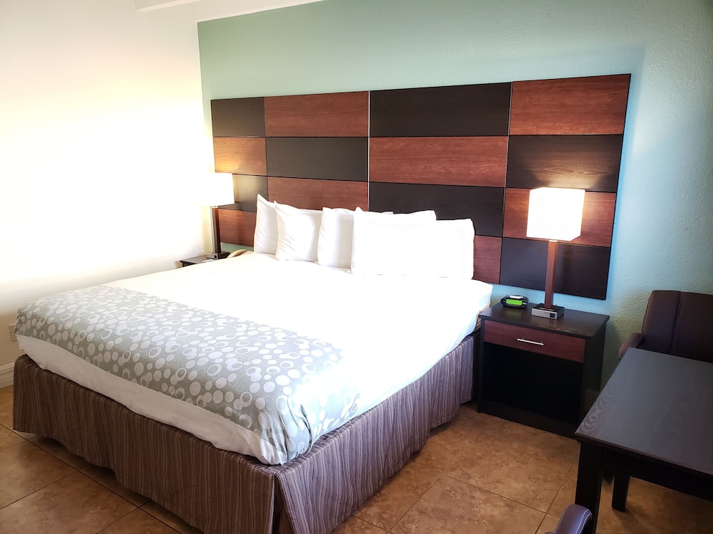 Standard Room, 1 King Bed, Non Smoking, Ocean View photo 1