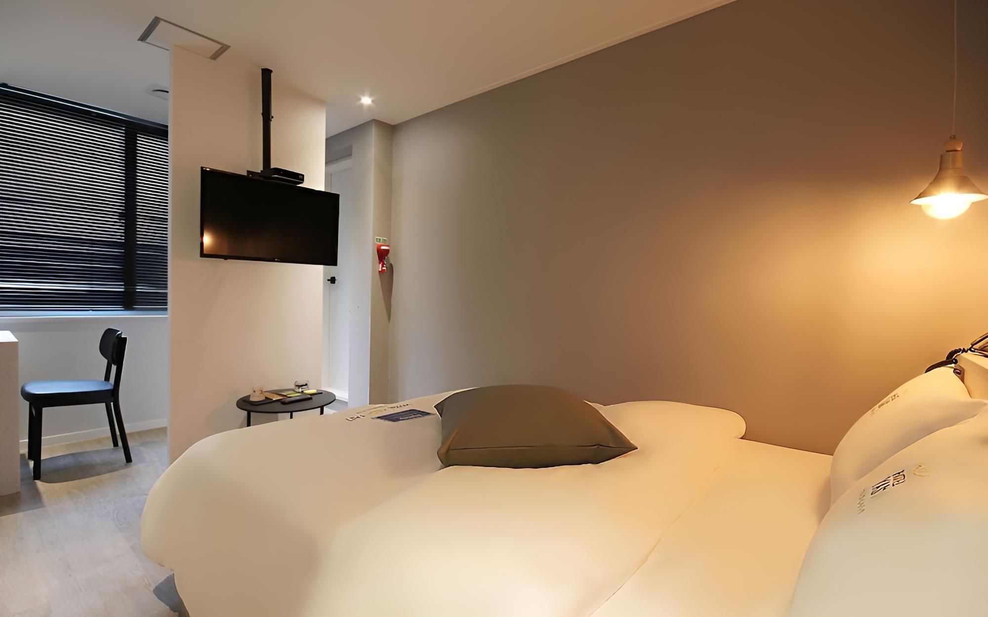Room (Standard (Netflix Available No-smokin) - Photo 9