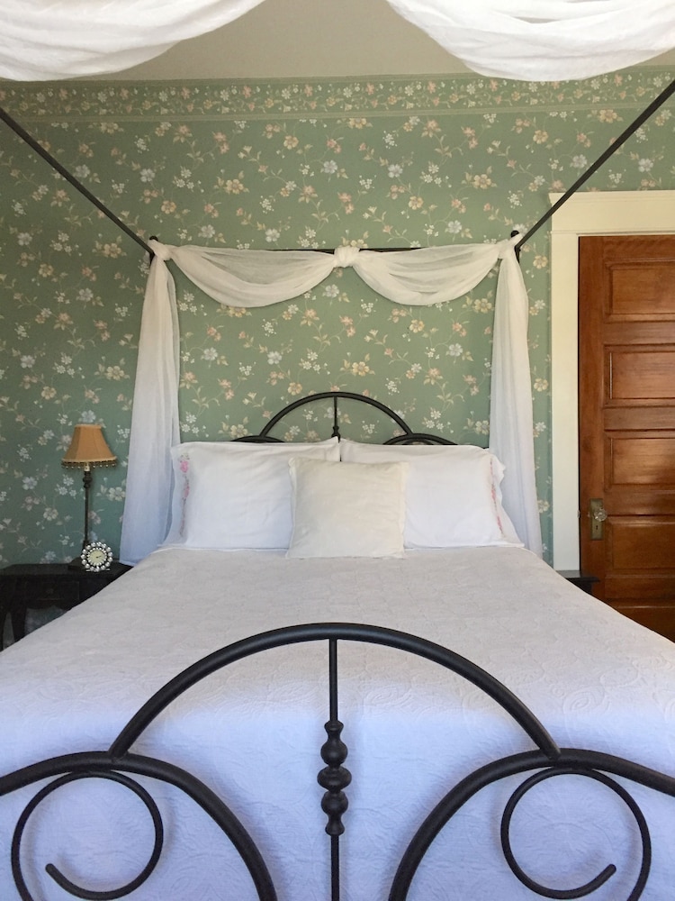 Deluxe Room, 1 Queen Bed, Jetted Tub, Garden View (Elizabeth Anne) photo 3