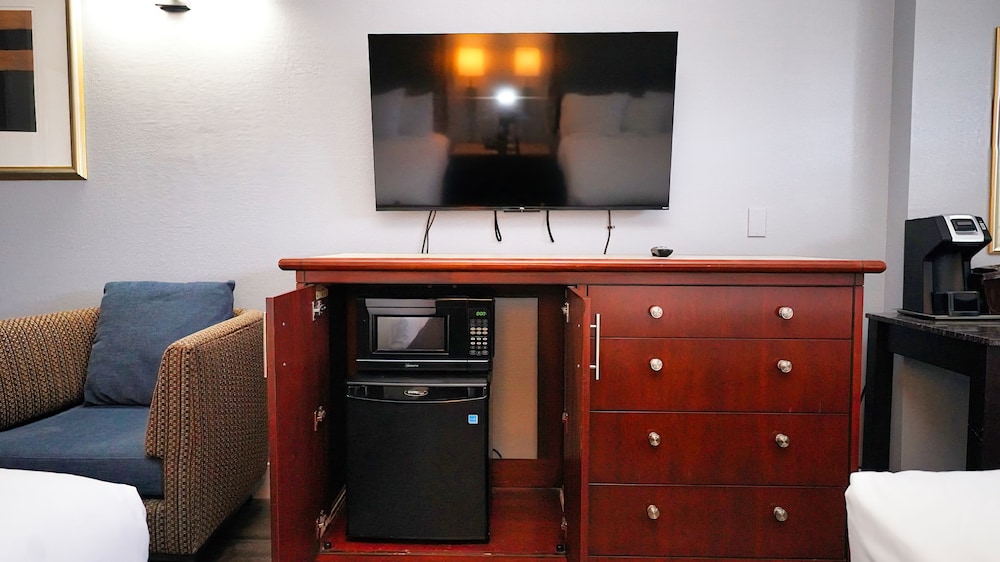 Newly Remodeled Room, King Bed, Balcony, Non-Smoking - Photo 12