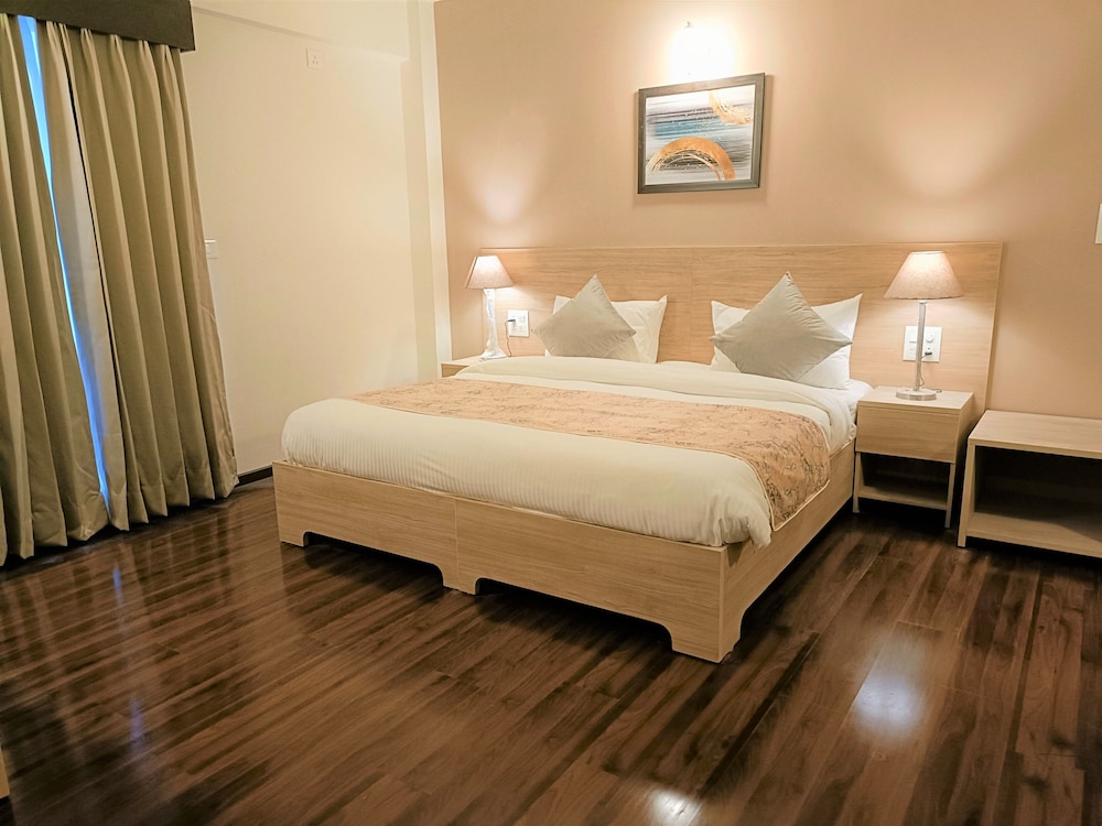 Deluxe Suite, 2 Bedrooms, Smoking, City View photo 2