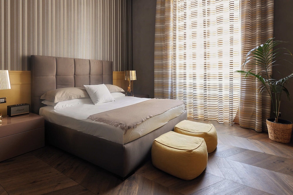 Deluxe Double Room, 1 Queen Bed, City View (Gold) photo 1