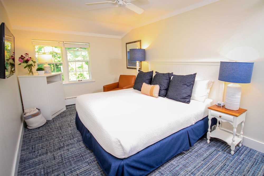 Suite, Multiple Beds (Straits, 1 King 2 Twins, Dog Friendly) photo 2