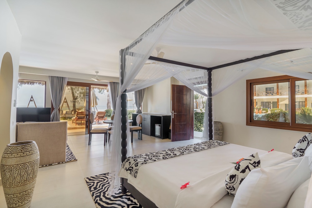 Presidential Suite sea front with private Pool photo 2
