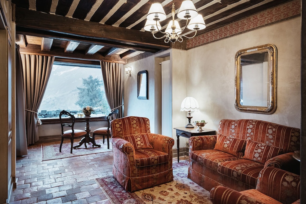 Deluxe Suite, Non Smoking, Mountain View - Photo 2