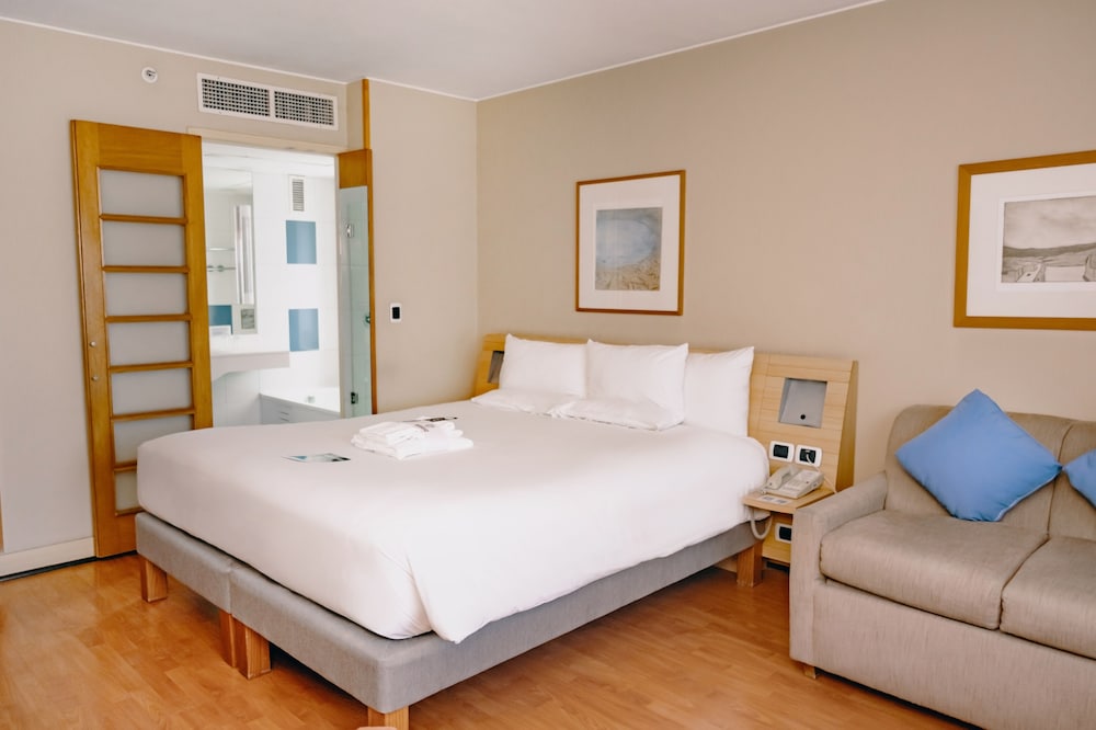 Standard Room, 1 Queen Bed with Sofa bed - Photo 3