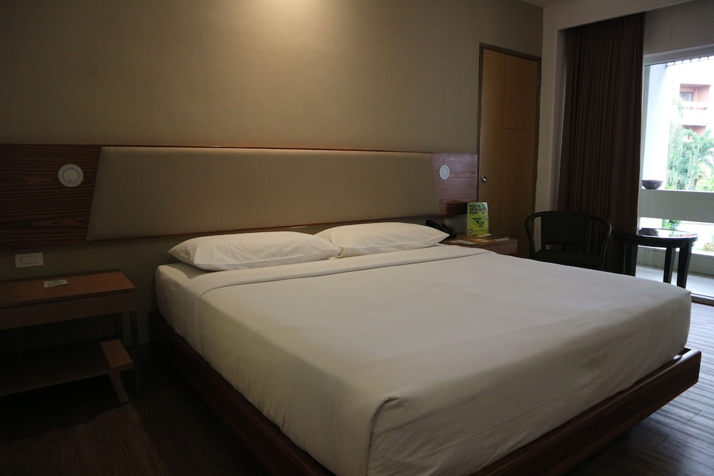 Deluxe Room, 1 King Bed photo 1