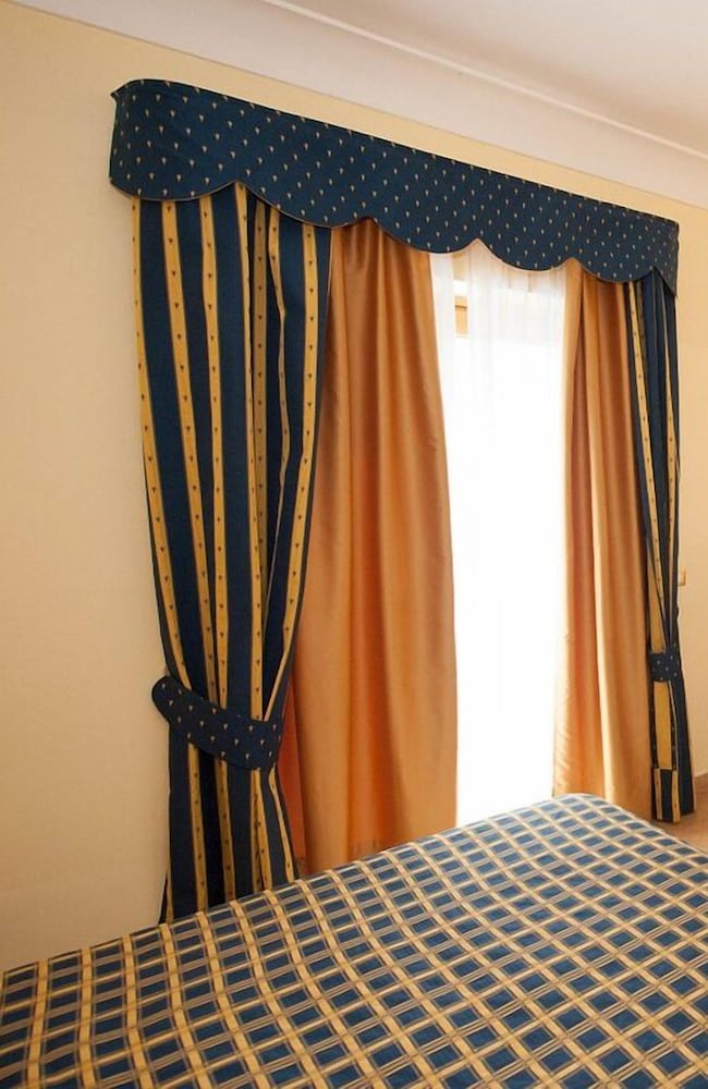 Economy Quadruple Room - Photo 5