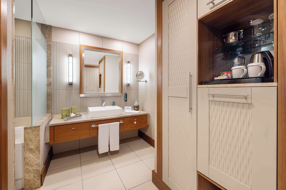 KING GUEST ROOM POOL ACCESS WITH SEA VIEW