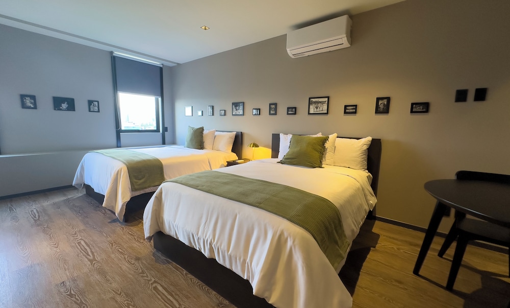 Standard Room, 1 King Bed photo 3