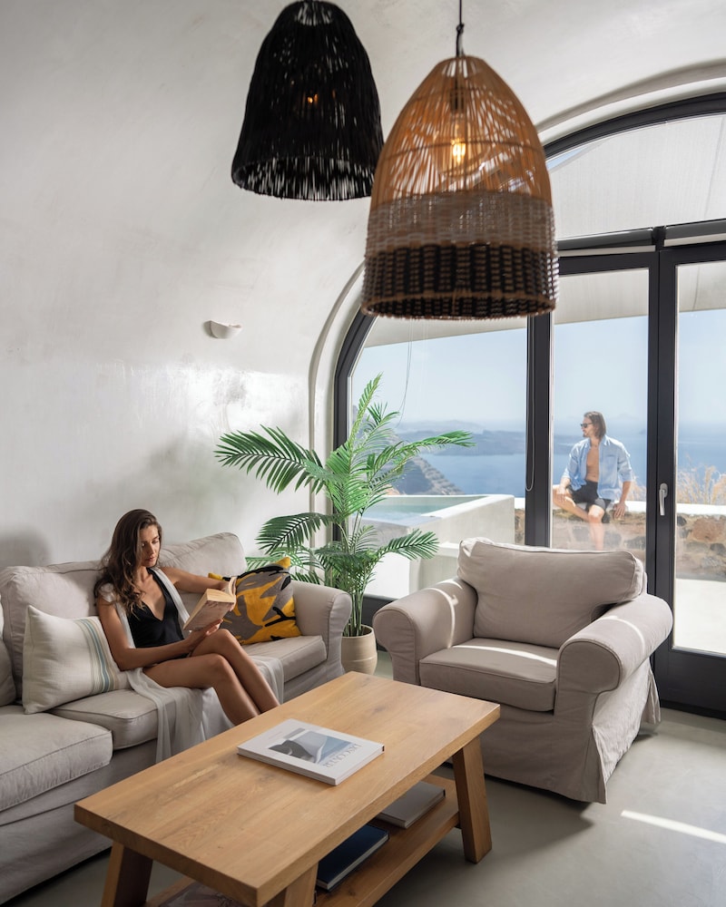 Grand Honeymoon villa with hot tub and caldera view - Photo 4