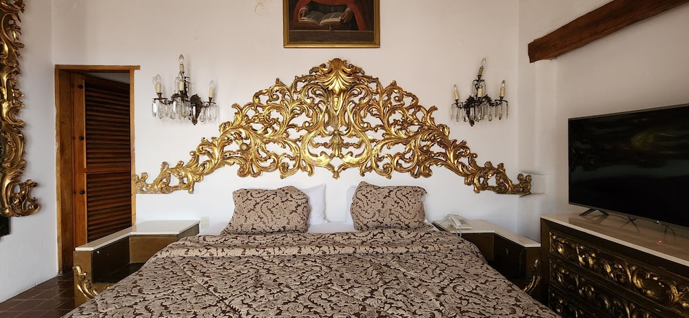 Superior Suite - Photo 9
