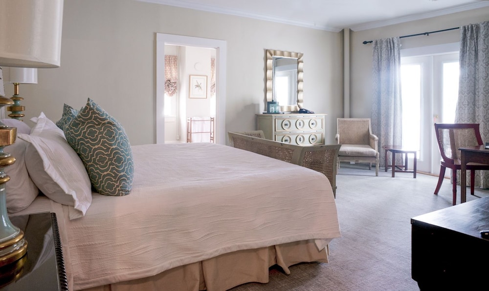 Superior Room, 1 King Bed, Non Smoking, Courtyard View