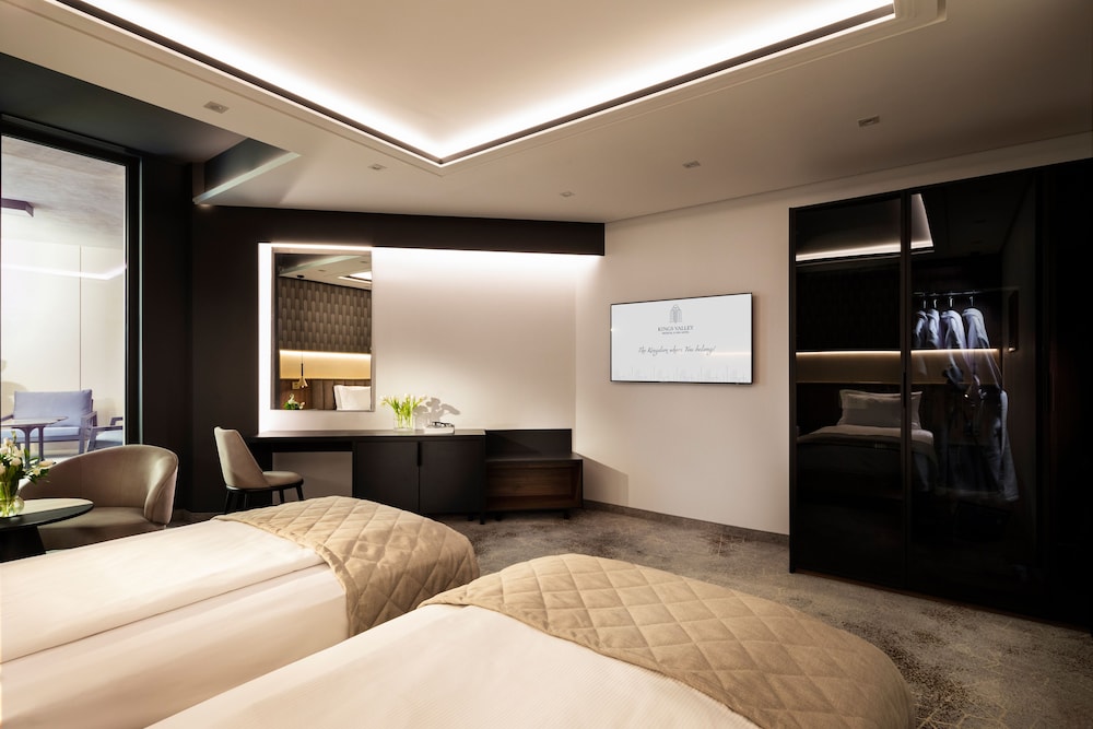 Two-Bedroom Suite - Photo 3