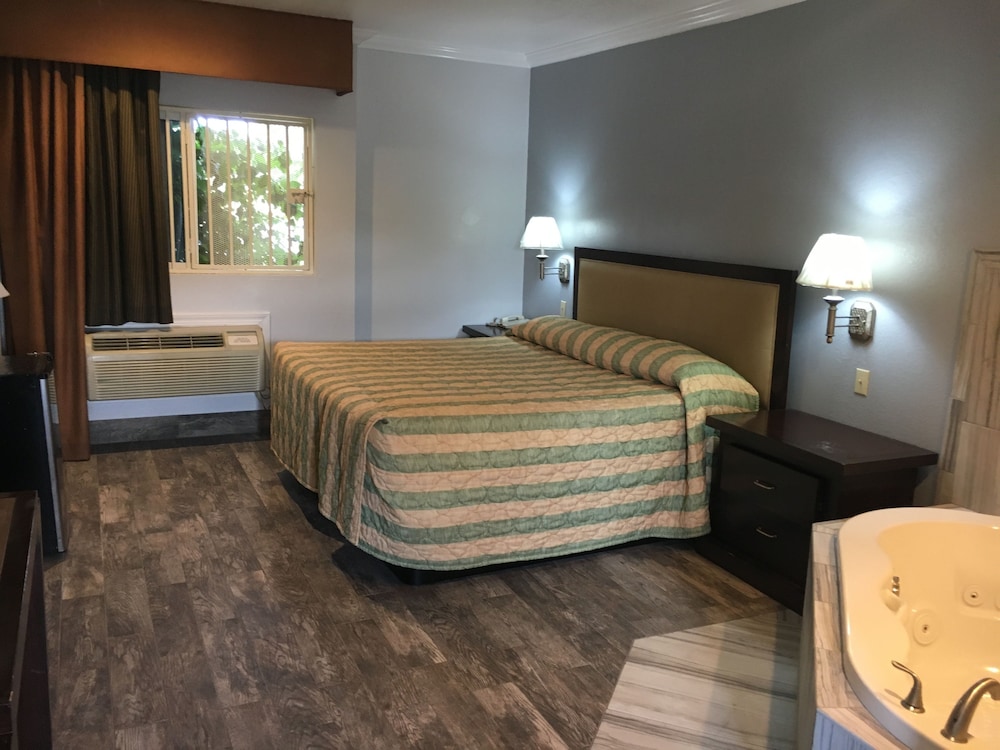 Room, 1 King Bed, Smoking, Jetted Tub