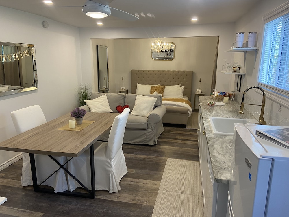 Romantic Golden Spa Suite photo 1