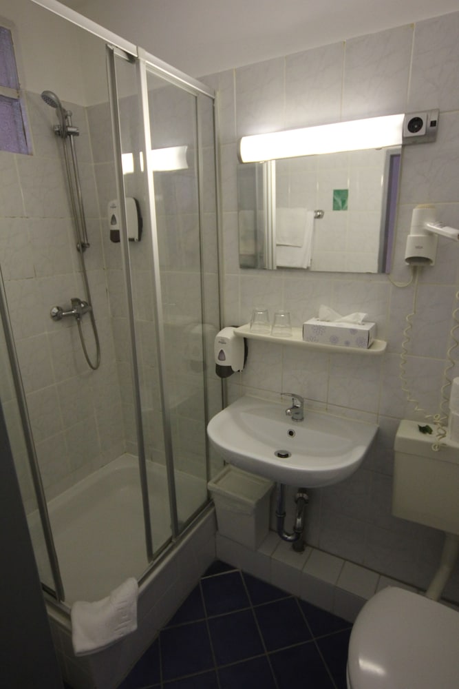 Twin Room - Photo 7
