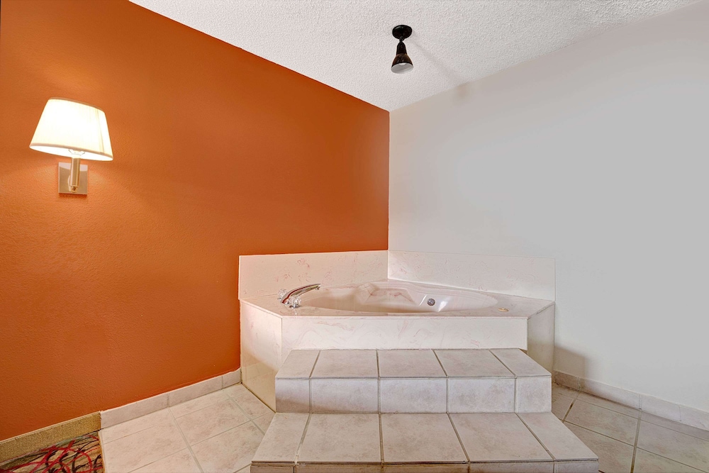 Room, 1 King Bed, Jetted Tub photo 2