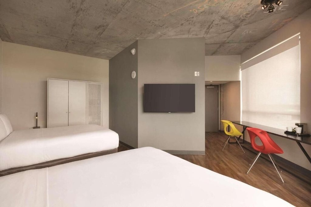 Double Room, 2 Queen Beds, Bathtub, Corner