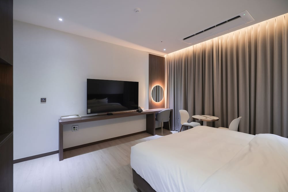 Superior King Room - Photo 10