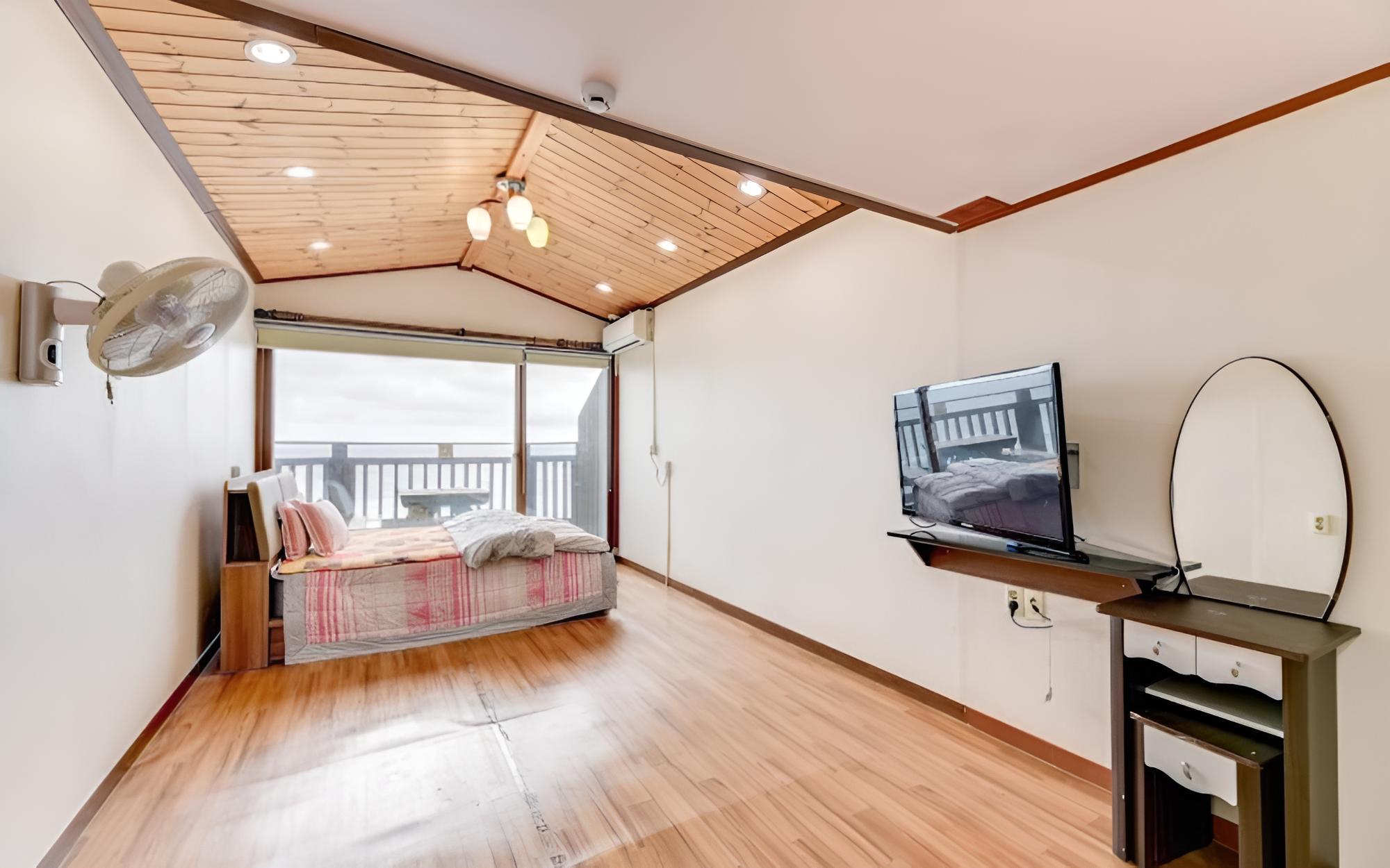 Room (205 (ocean view)) - Photo 3