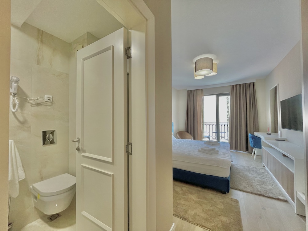 Basic Double or Twin Room - Photo 10