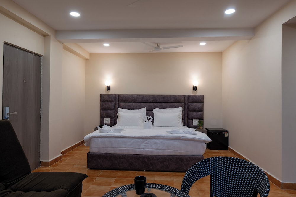 Basic Quadruple Room, Balcony, City View