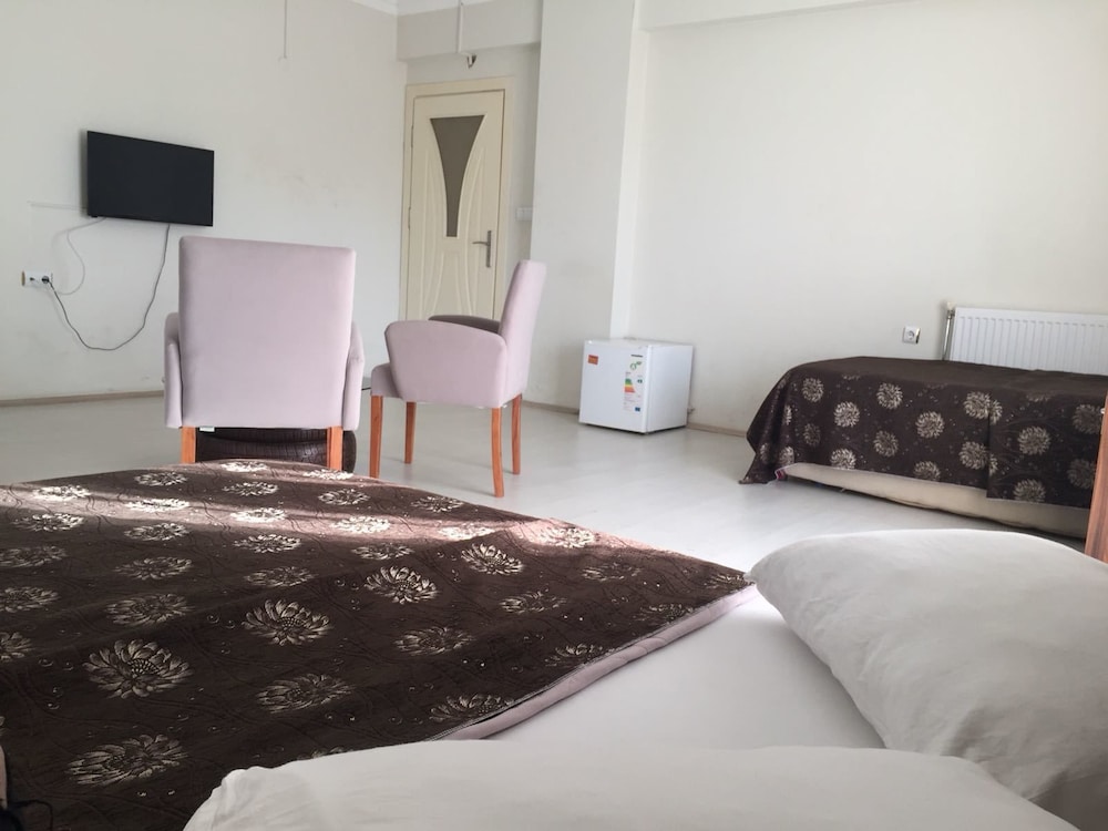 Economy Triple Room photo 3