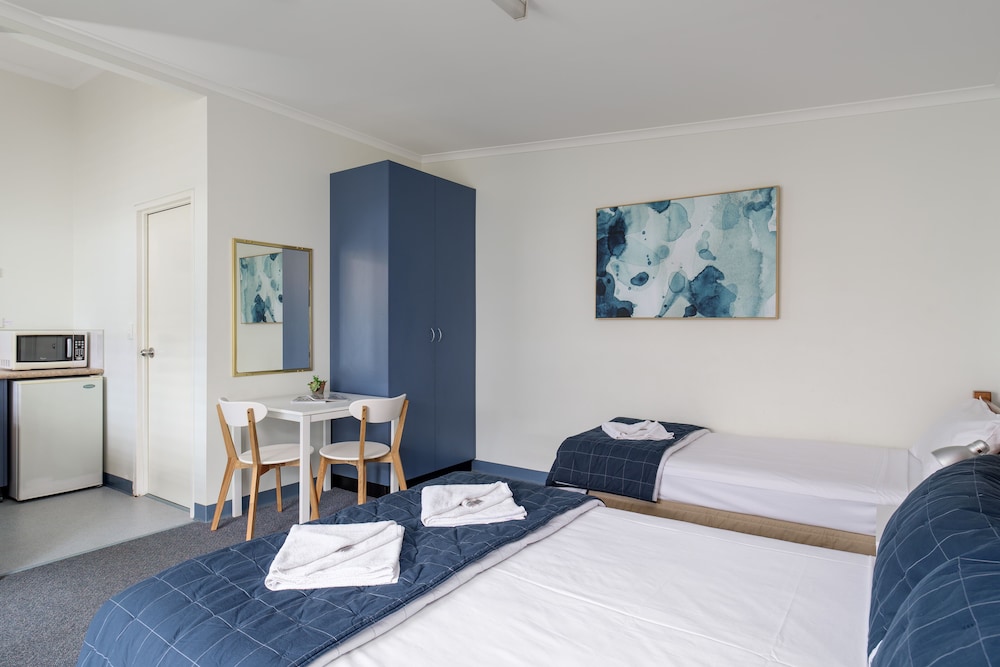 Standard Cabin (Queen and Single) photo 2