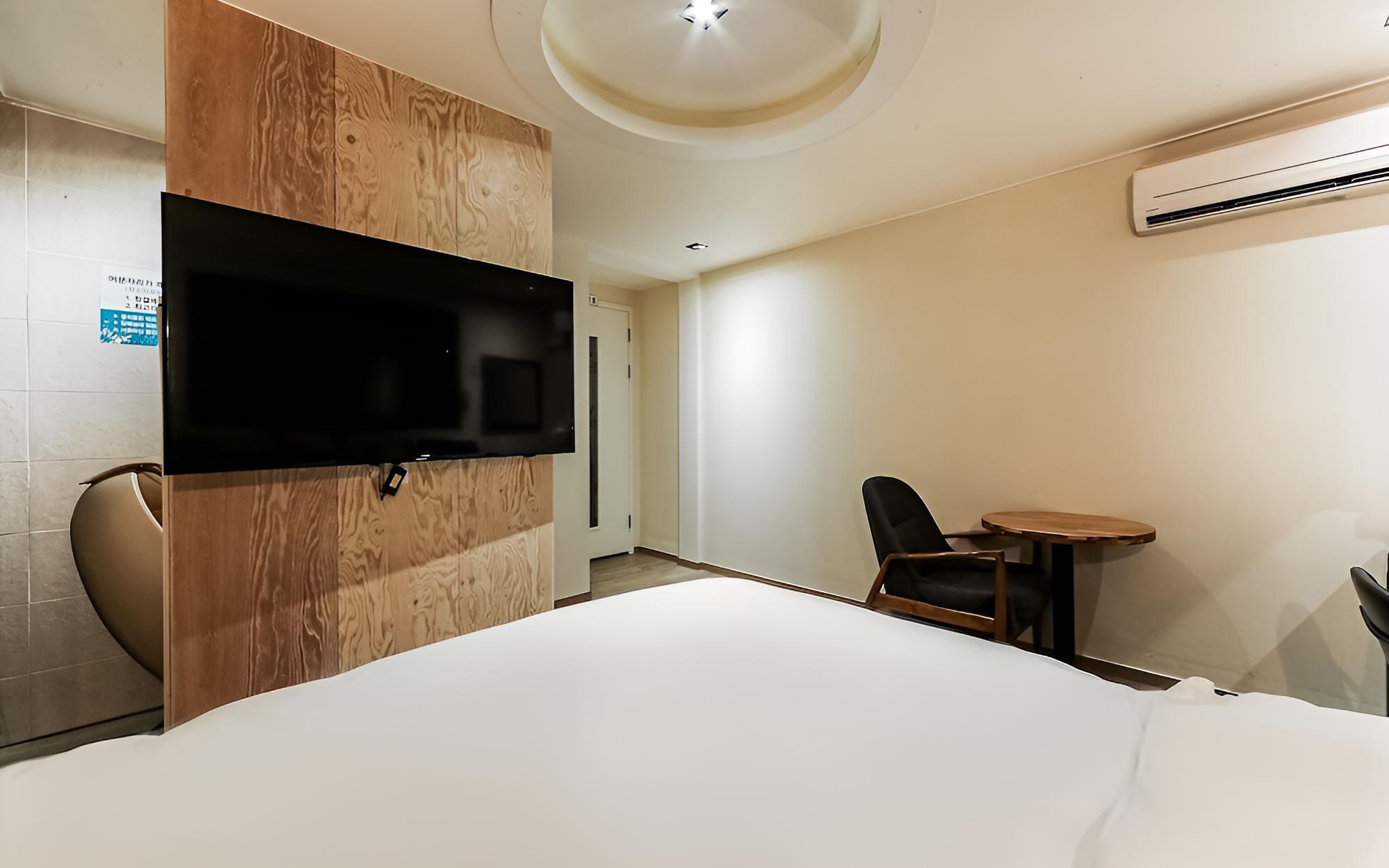 Room (Massage bed room (free Netflix availa) - Photo 3