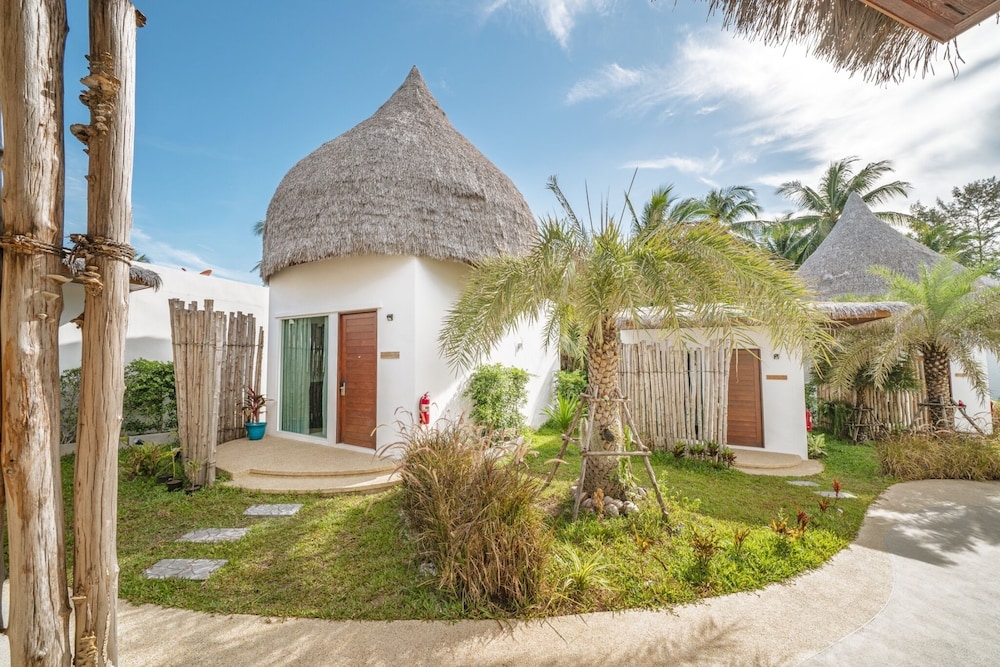 Deluxe Jacuzzi Villa - Photo 4