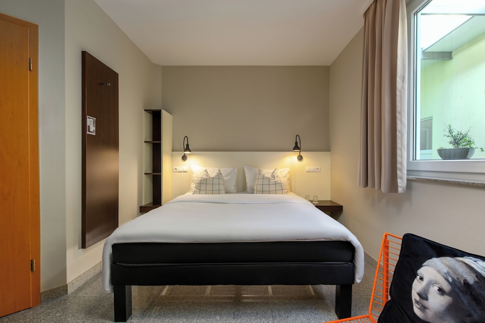 Comfort Triple Room, Non Smoking, City View photo 3