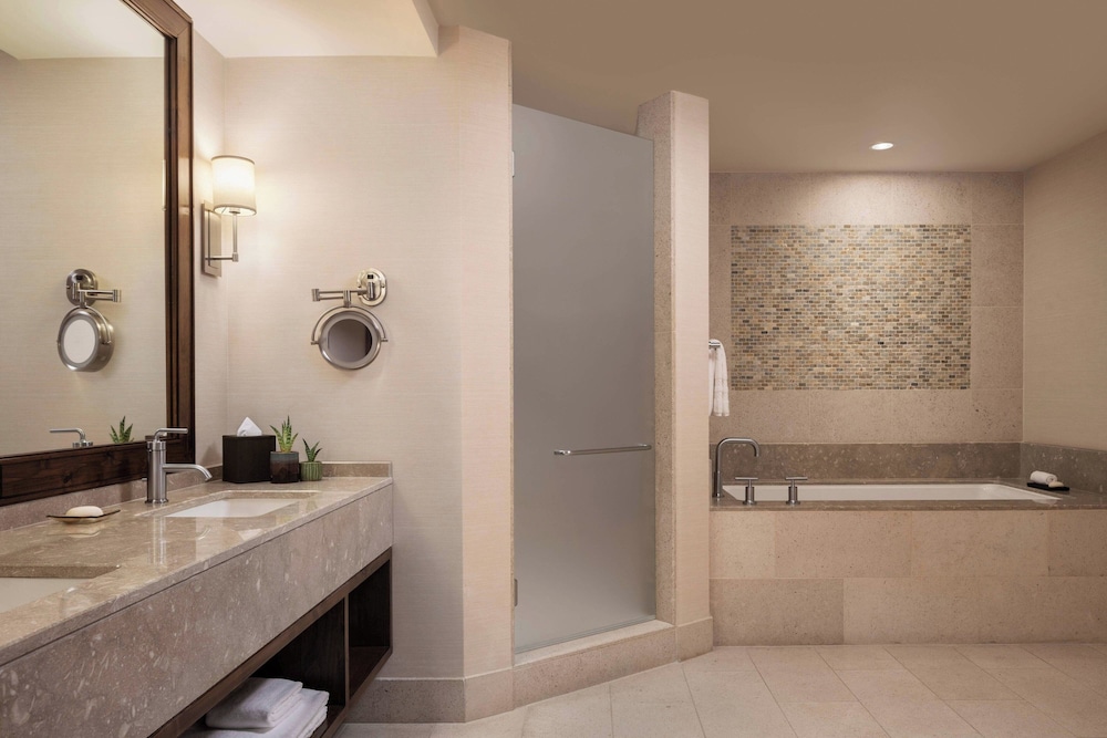 Suite, 1 Bedroom, Balcony - Photo 6