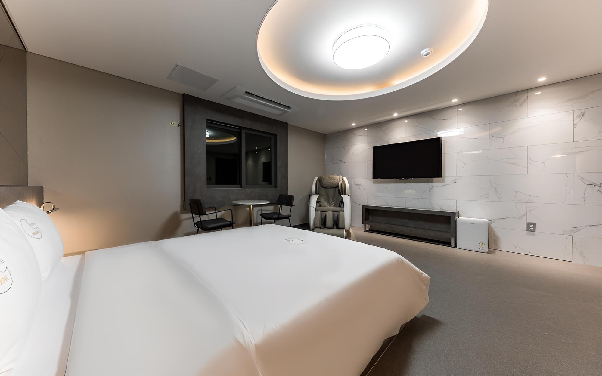 Room (VIP (Netflix available air purifier s) - Photo 4