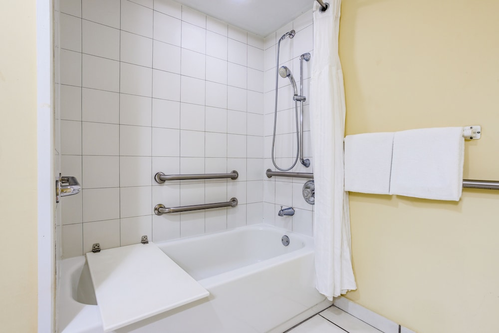 Standard Room, 1 Queen Bed, Mobility Accessible - Photo 2