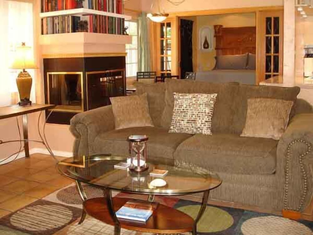 Grand Suite, 1 King, 1 Queen Murphy, Full Kitchen, Fireplace photo 3