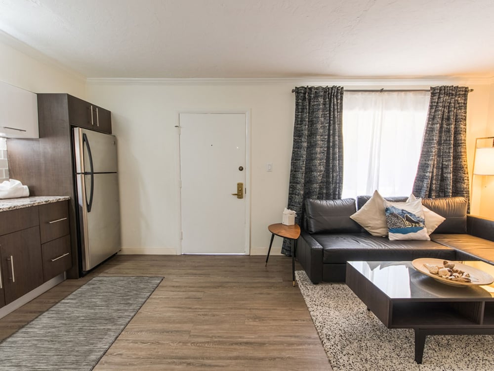 Deluxe Suite, 1 King Bed - Photo 13