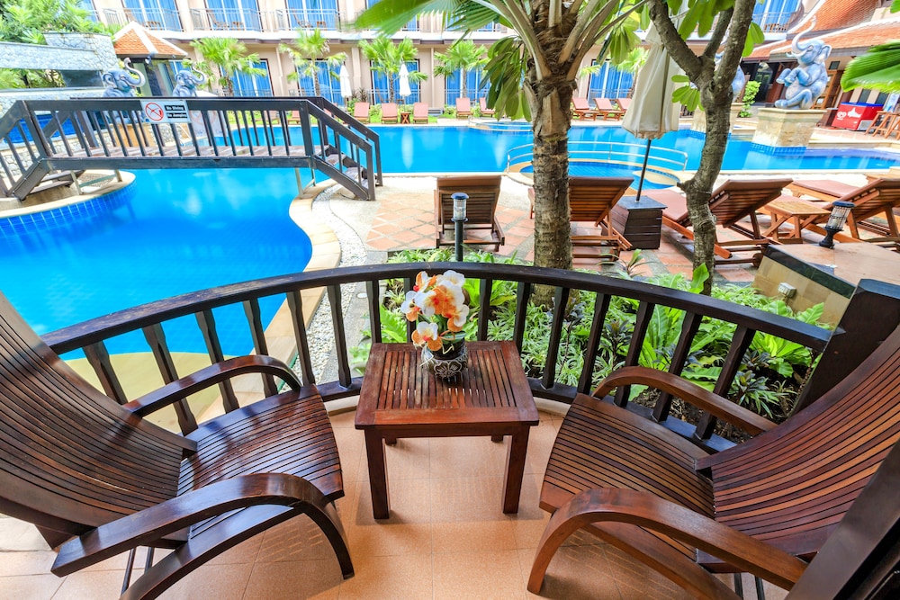 Grand Deluxe Pool Access - Photo 7