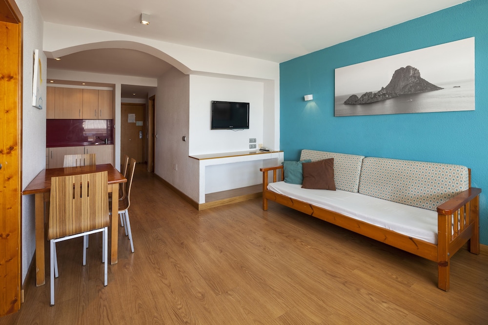 Comfort Apartment, 2 Bedrooms, Balcony, Partial Sea View photo 2