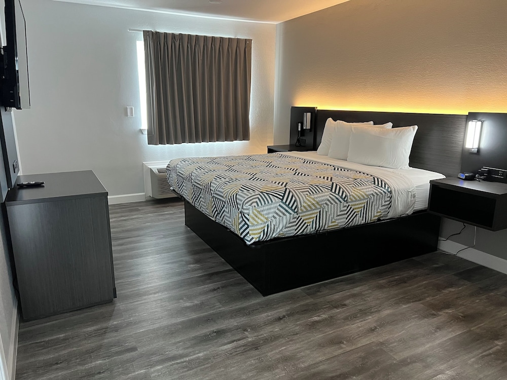 Standard Suite, 1 King Bed, Non Smoking, Kitchenette photo 1