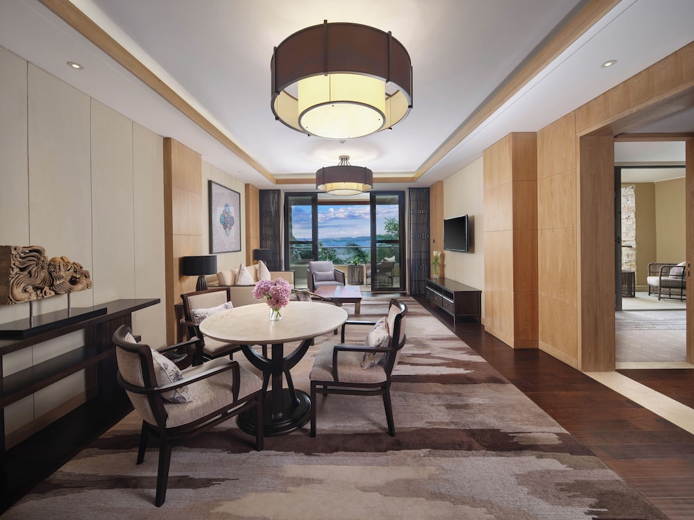 King Suite Lake view Room