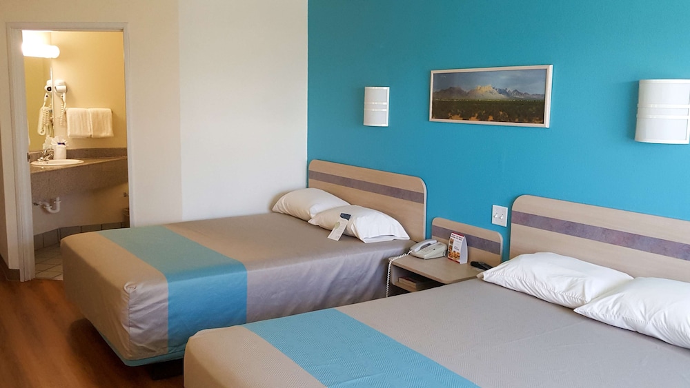 Standard Room, 2 Queen Beds, Non Smoking photo 1