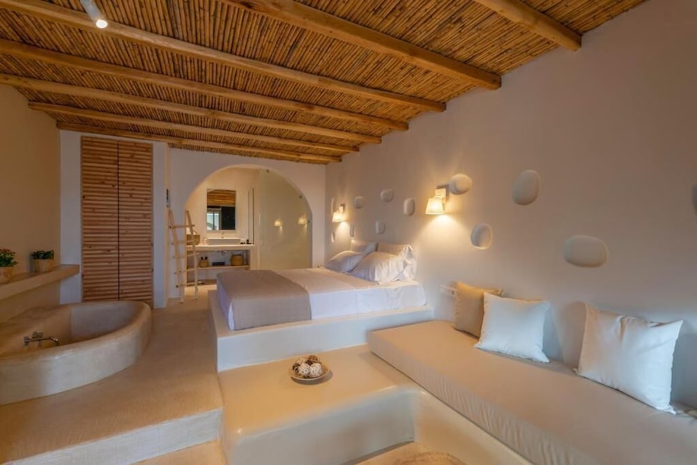 Deluxe Suites with Sea View (2 types)