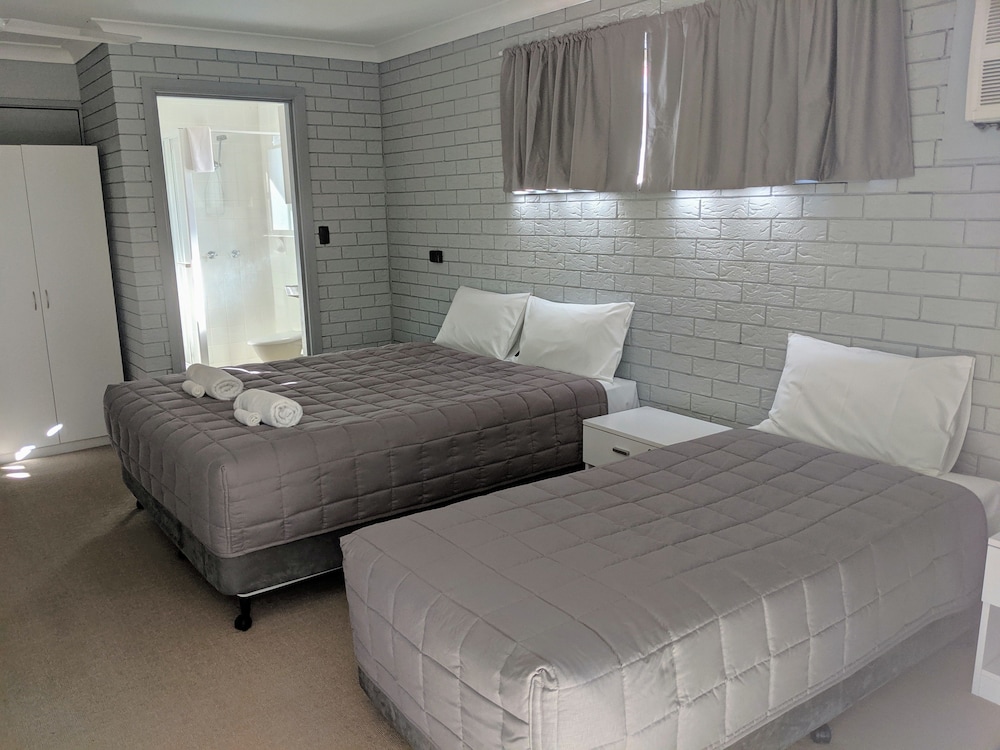 Twin Room (1 x Queen and 1 x Single Bed) photo 1