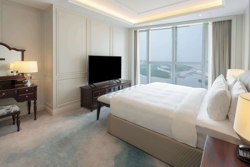 Suite, 1 King Bed (Diplomatic)