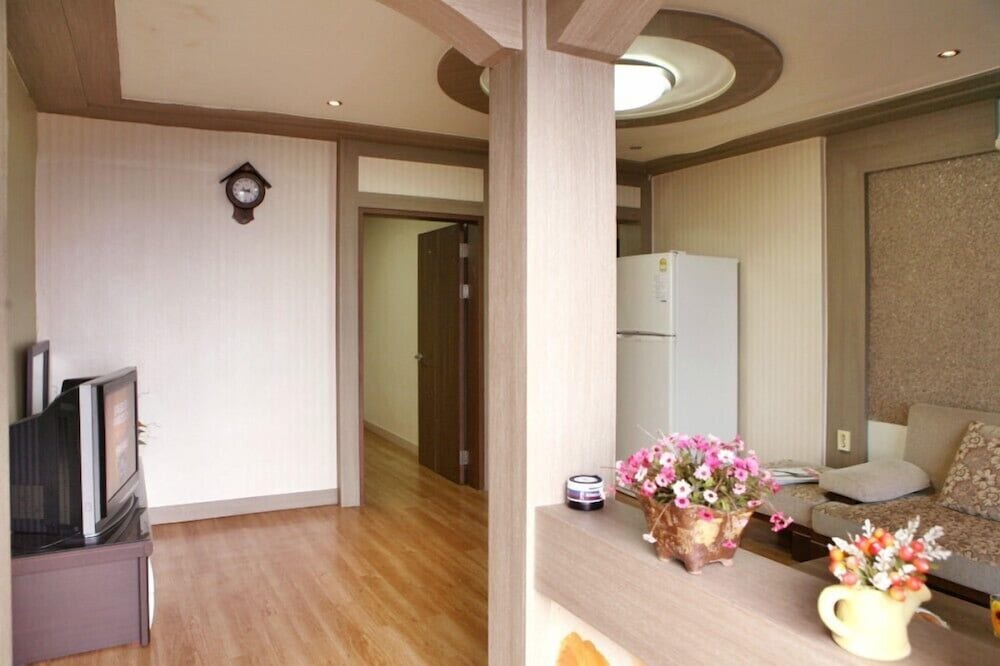 Room (102) photo 1