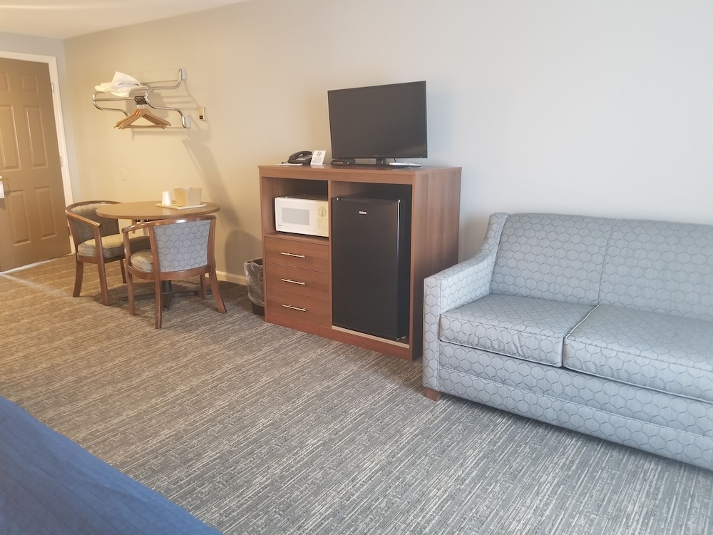 Deluxe Double Queen with Pull Out Sofa - Non-Smoking photo 2