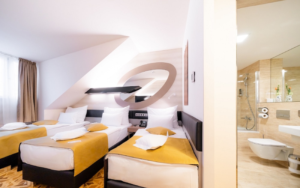 Classic Triple Room, 3 Twin Beds - Photo 2
