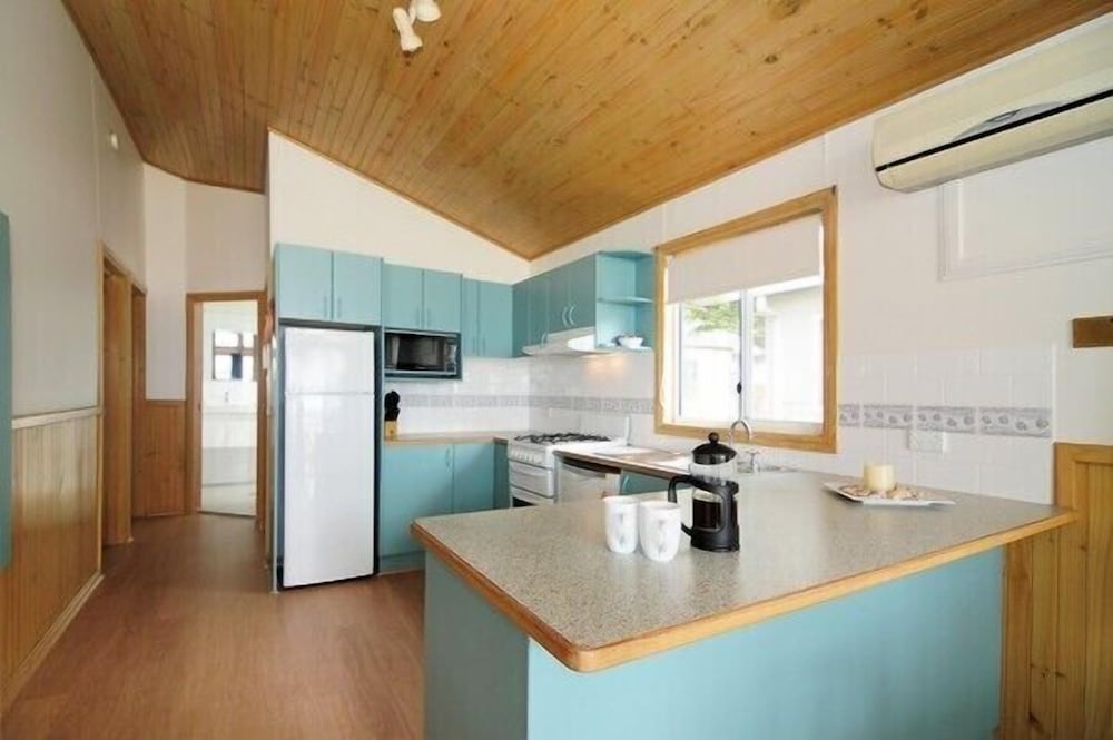 Beachside Spa Cabin (Sleeps 4) photo 2