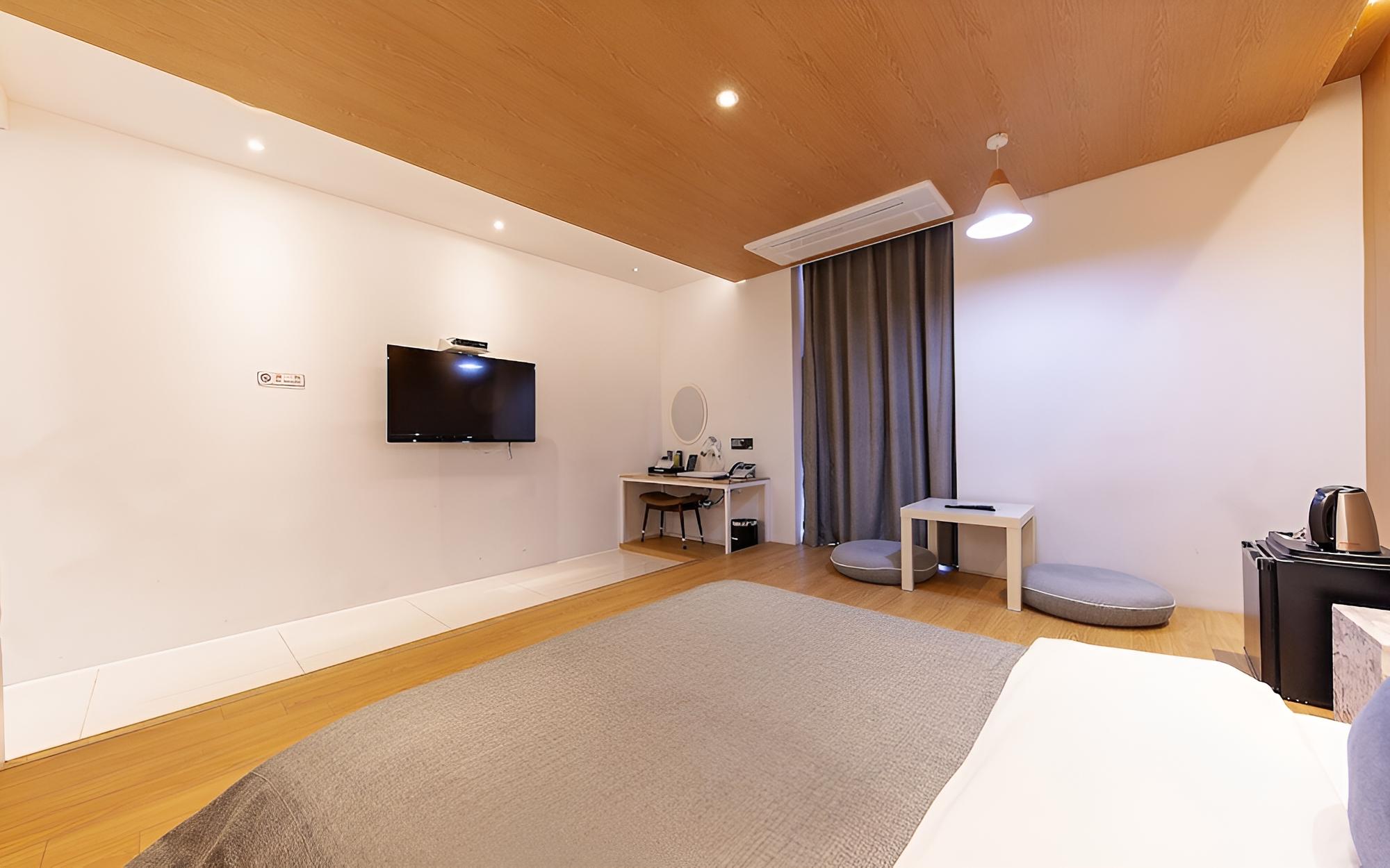 Room (First Superior (No314)) - Photo 5